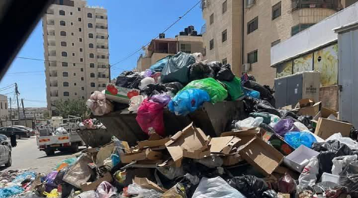 أزمة نفايات خانقة في كفر عقب .. والبلدية تطلق حملة شعبية لجمعها